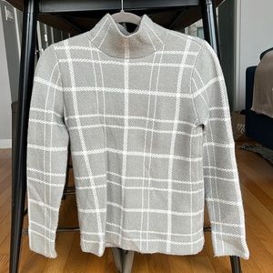 Women’s Banana Republic grey & white plaid sweater -Size XS excellent condition!